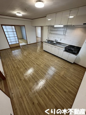 【居間・リビング】 | ルミウス常盤通 | こちらのリビングで趣味の時間をお楽しみください