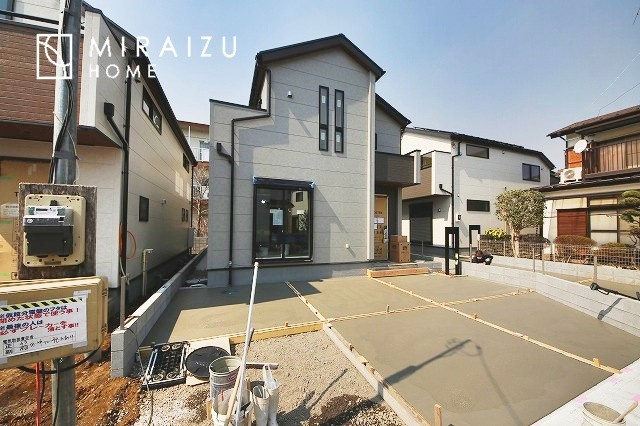 【外観】 | 青く澄み渡った綺麗な空と、陽の光をたっぷりと受ける、そんな新築住宅で新生活をスタートしてみませんか？見学・ご相談等、ミライズホーム(株)までお気軽にご連絡下さい。