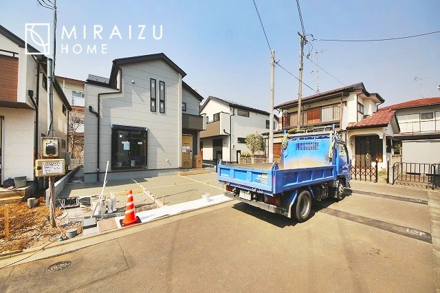 【居間・リビング】 | 大きな窓が特徴の南向きリビングでは、太陽光も沢山取り込むことが出来てお家の中にいても日光浴が可能ですね、開放的な空間です。インテリア選びも楽しそう、ご家族様で相談しながらインテリア配置も楽しみたいです