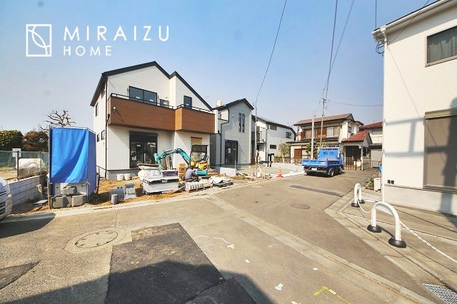 【居間・リビング】 | 陽当たりが心地の良いリビング空間です。日中はカーテンを開けて自然な光を取り込みリラックスして過ごしたいですね、照明器具もセンスの良いものを使いたいですね。