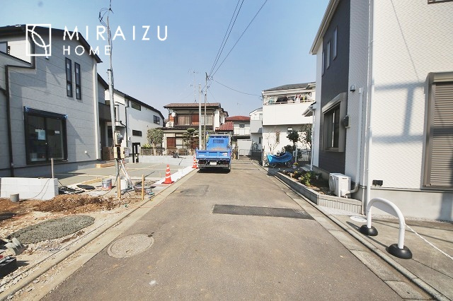【居間・リビング】 | 明るい光が取り入れられる空間設計のリビングです。インテリア配置もしやすい間取りです。壁や床の色と合わせて落ち着いたインテリアも選びたいですね♪グリーンを飾っても素敵だと思います。