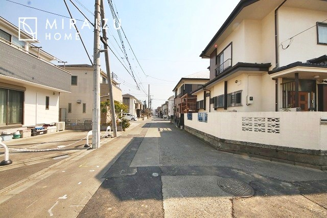 【キッチン】 | 洗練されたキッチンでは毎日の家事を少しでも楽に快適に工夫したいですね、大きいシンクではお皿洗いもストレスフリー、3口コンロでは要領よくお料理も可能です。レンジフードもお掃除がしやすい設計が嬉しい。