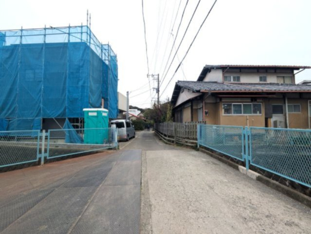 海徒歩15分！ 南向き　高台　デザイナーズ邸宅の前面道路含む現地写真|前面道路