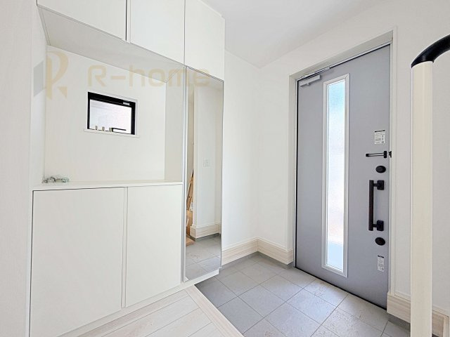 取手市野々井1期　新築戸建て　1号棟の玄関|玄関には便利なシューズインクローゼットを設置。アウトドア用品やベビーカーなどの収納に役立ちますね♪