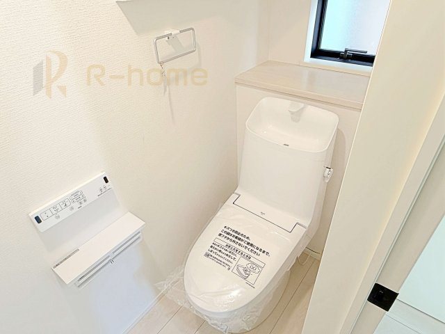 取手市野々井1期　新築戸建て　1号棟のトイレ|温水洗浄便座付きのトイレ。
トイレが２ヵ所設置で朝の忙しい時間でも安心です。