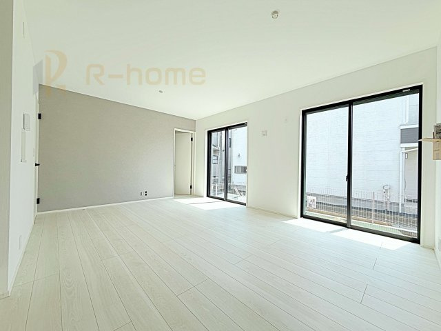 取手市野々井1期　新築戸建て　1号棟の居間・リビング|広々とした余裕のあるリビングです♪大きな窓からは自然光が届きます。