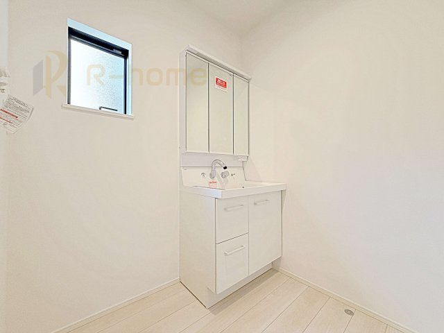 取手市野々井1期　新築戸建て　1号棟の洗面所|清潔感溢れる洗面台は嬉しい三面鏡付き。洗剤や歯ブラシなどもすっきり収納できます♪