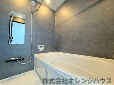 【浴室】 | 厚木市毛利台三丁目　新築分譲住宅　全1棟 | 落ち着いた色調で統一された、清潔感ただよう浴室は、寛ぎの時間をさらに心地良いものに演出してくれます。