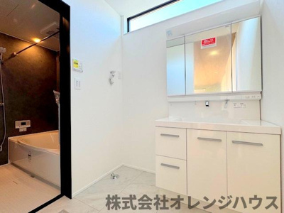 【独立洗面台】 | 厚木市毛利台三丁目　新築分譲住宅　全1棟 | ゆとりの洗面スペースで朝の身支度もスムーズに。