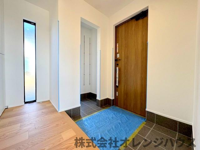 【玄関】 | 厚木市毛利台三丁目　新築分譲住宅　全1棟 | 玄関のシューズインクローク。履物はもちろん、雨具、ベビーカー、ゴルフバッグ等も収納可能です。
