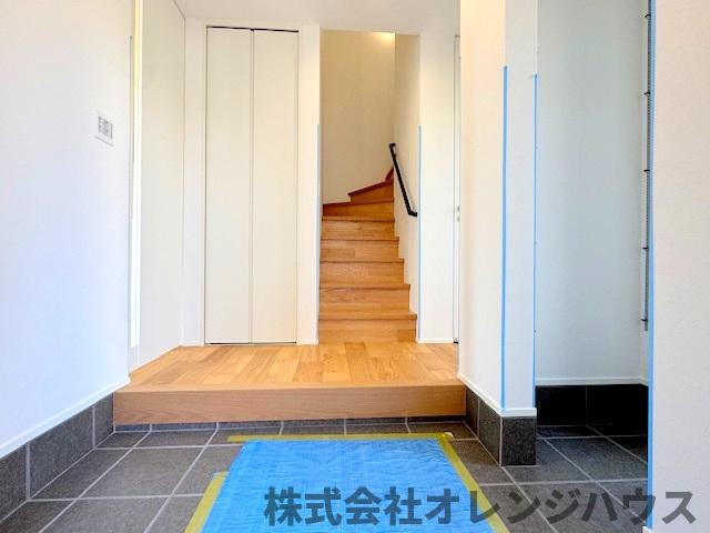 【玄関】 | 厚木市毛利台三丁目　新築分譲住宅　全1棟 | 明るくコントラストのある、開放感と清潔感を兼ね備えた玄関。