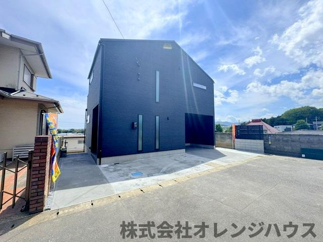 【前面道路含む現地写真】 | 厚木市毛利台三丁目　新築分譲住宅　全1棟 | 車通りの少ない閑静な住宅街に位置しております。周辺には、公園やスポーツ施設等も整い子育て環境にも安心な環境が得られます。