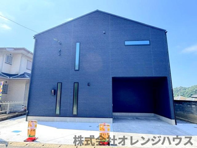 【外観】 | 厚木市毛利台三丁目　新築分譲住宅　全1棟 | 太陽の陽射しがリビングへと燦々と差し込む明るい邸宅。第一種低層住居専用地域の為、周囲に高い建物は無く、開放感・通風も恵まれております。