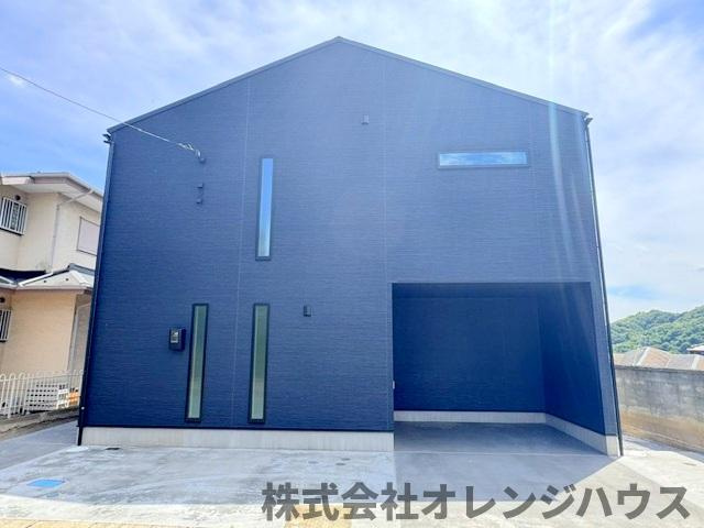【外観】 | 厚木市毛利台三丁目　新築分譲住宅　全1棟 | 太陽の陽射しがリビングへと燦々と差し込む明るい邸宅。第一種低層住居専用地域の為、周囲に高い建物は無く、開放感・通風も恵まれております。