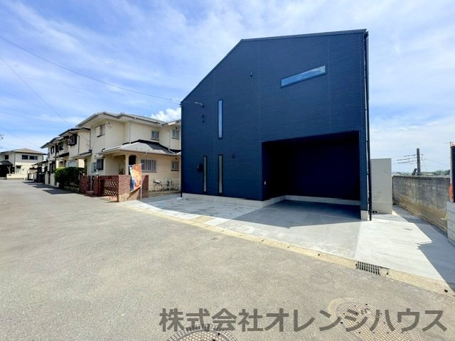 【前面道路含む現地写真】 | 厚木市毛利台三丁目　新築分譲住宅　全1棟 | お車は2台駐車可能でございます。