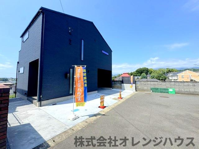 【前面道路含む現地写真】 | 厚木市毛利台三丁目　新築分譲住宅　全1棟 | お車は2台駐車可能でございます。