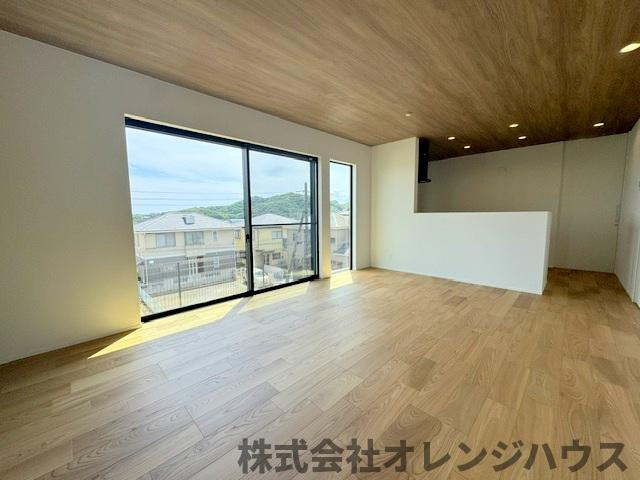 【居間・リビング】 | 厚木市毛利台三丁目　新築分譲住宅　全1棟 | 南側から射し込む陽射しは、家族の会話と共に明るい雰囲気を生み出します。