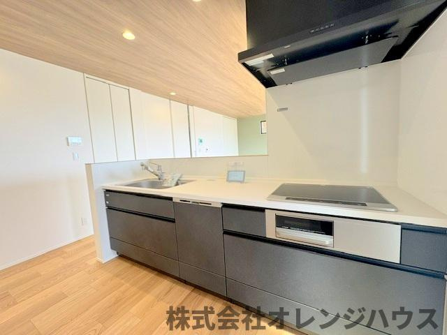 【キッチン】 | 厚木市毛利台三丁目　新築分譲住宅　全1棟 | 家事は毎日のことだから、少し便利になるだけでこんなにも快適に。IHクッキングヒーターや節水にもなる食洗機を完備しております。
