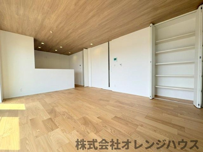 【居間・リビング】 | 厚木市毛利台三丁目　新築分譲住宅　全1棟 | 空気感という居心地の良いＢＧＭは、暮らしのステージを彩り、心からのやすらぎと満足感を与えてくれます。通風と採光を考慮したリビングは地域の鼓動を感じながらお寛ぎ頂くことが可能です。
