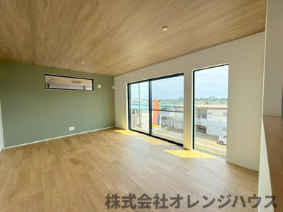 【居間・リビング】 | 厚木市毛利台三丁目　新築分譲住宅　全1棟 | 穏やかな風と陽光を導き、プライバシーに配慮された設計プランを採用し、居住性を一段と心地よいものにしています。