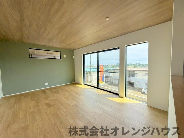 【居間・リビング】 | 厚木市毛利台三丁目　新築分譲住宅　全1棟 | 穏やかな風と陽光を導き、プライバシーに配慮された設計プランを採用し、居住性を一段と心地よいものにしています。