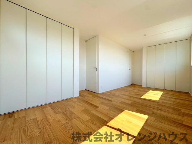 【寝室】 | 厚木市毛利台三丁目　新築分譲住宅　全1棟 | 完成済の為ゆっくり契約前に室内の見学ができ、部屋の雰囲気や広さ、眺望、住宅設備の使い勝手など住み心地をしっかり確認できます。