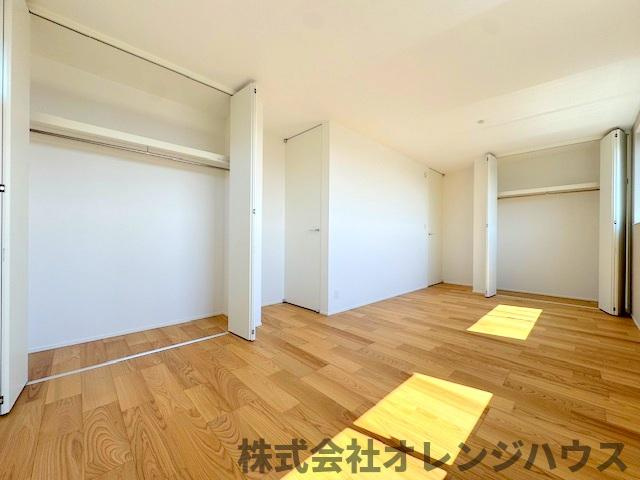 【収納】 | 厚木市毛利台三丁目　新築分譲住宅　全1棟 | 各部屋にクローゼットを設置していることはもちろん、クローゼットは天井までの大容量。いつでもスッキリとしたお部屋でお客様をお迎えできます。