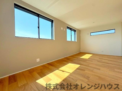 【寝室】 | 厚木市毛利台三丁目　新築分譲住宅　全1棟 | 長く住むお住まいだからこそ、住まいを暮らしに合わせて変えていく。家族構成など将来的な変化に柔軟に対応できるように、間取り変更や設備更新が容易に行なえるような造りとなっています。
