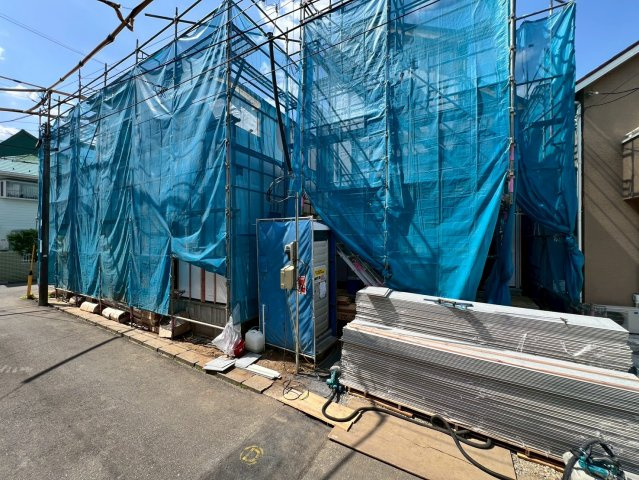 【外観】 | 西東京市泉町６丁目　新築戸建て　C号棟 | 【建築中】南東側道路接道で陽当たり、通風環境も良好のエリア