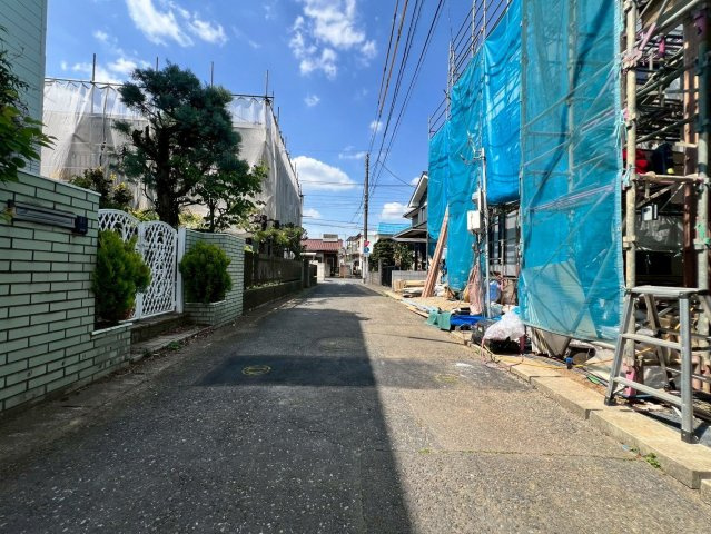 【前面道路含む現地写真】 | 西東京市泉町６丁目　新築戸建て　C号棟 | 穏やかな街並みに面した前面道路、通行や駐車もスムーズです