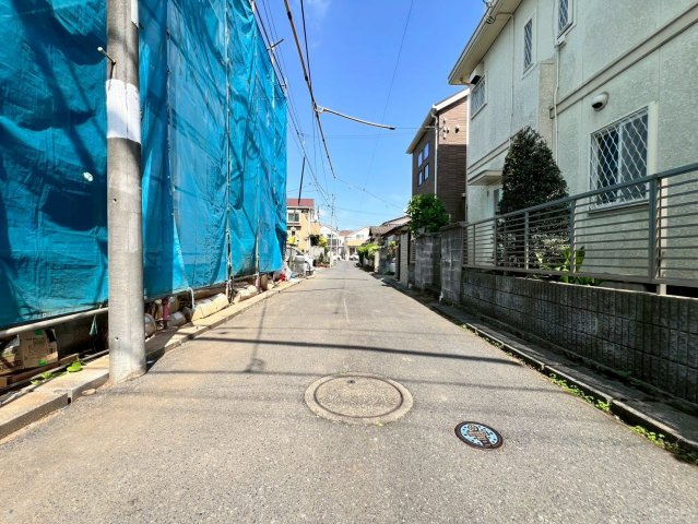 【前面道路含む現地写真】 | 西東京市泉町６丁目　新築戸建て　C号棟 | 落ち着いた住宅街の一角、ゆったり過ごせる住環境です