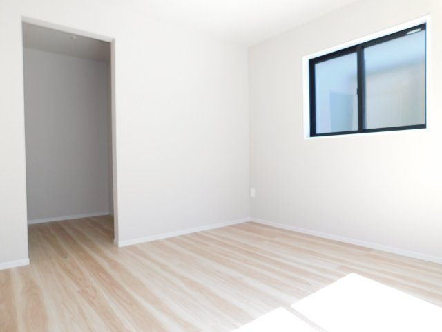 名古屋市瑞穂区白砂町２丁目の新築一戸建の洋室|◇洋室◇　　南面で明るい洋室８．０帖　ウォークインクローゼット完備♪　バルコニー付き！