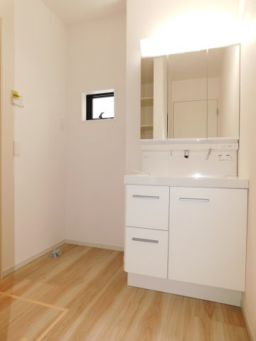 名古屋市瑞穂区白砂町２丁目の新築一戸建の独立洗面台|◇洗面脱衣室◇　　ゆとりのある洗面室！　三面鏡シャンプードレッサー　リネン収納棚完備！