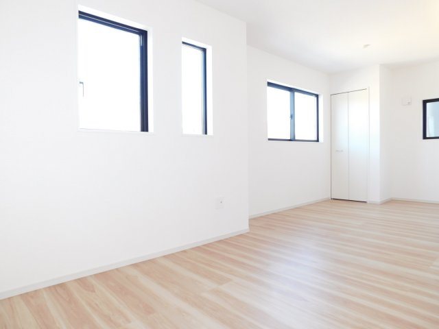 名古屋市瑞穂区白砂町２丁目の新築一戸建の洋室|◇洋室◇　　明るい洋室９．６帖　全居室収納完備♪　　間仕切りで洋室２部屋に変更できます！