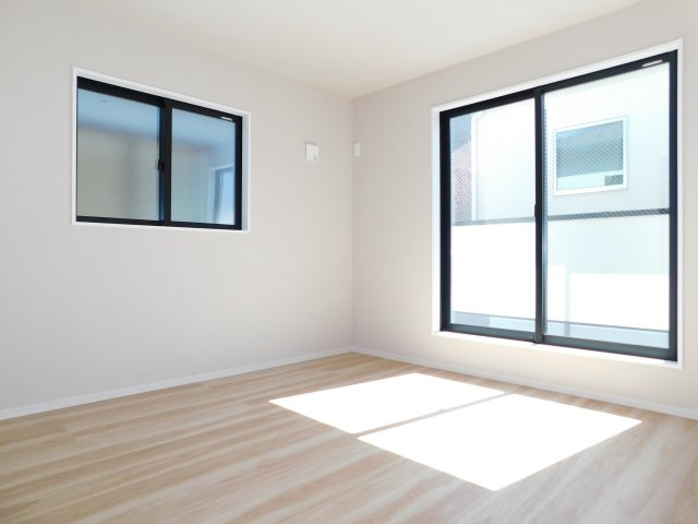 名古屋市瑞穂区白砂町２丁目の新築一戸建の洋室|◇洋室◇　　南面で明るい洋室８．０帖　ウォークインクローゼット完備♪　バルコニー付き！