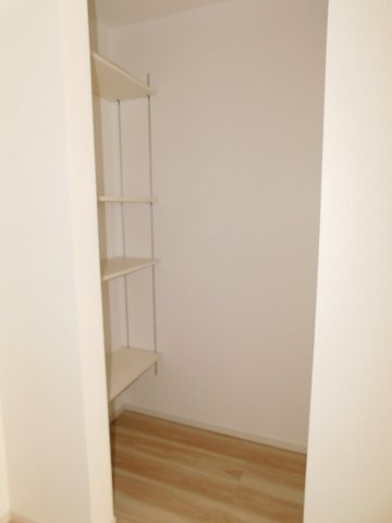 名古屋市瑞穂区白砂町２丁目の新築一戸建の収納|◇パントリー◇　　食料品や食器、調理器具などが片付き、キッチンが広く利用できます♪　便利な可動棚付き