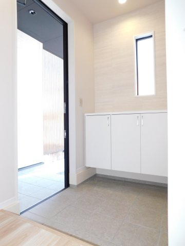 名古屋市瑞穂区白砂町２丁目の新築一戸建の玄関|◇玄関収納◇　　家族の履物がしっかり収納できる玄関収納♪