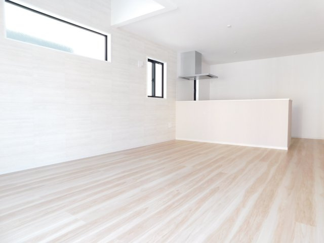 名古屋市瑞穂区白砂町２丁目の新築一戸建の居間・リビング|◇リビング◇　　明るく広いリビング１８．０帖　開放的な吹抜のリビング♪