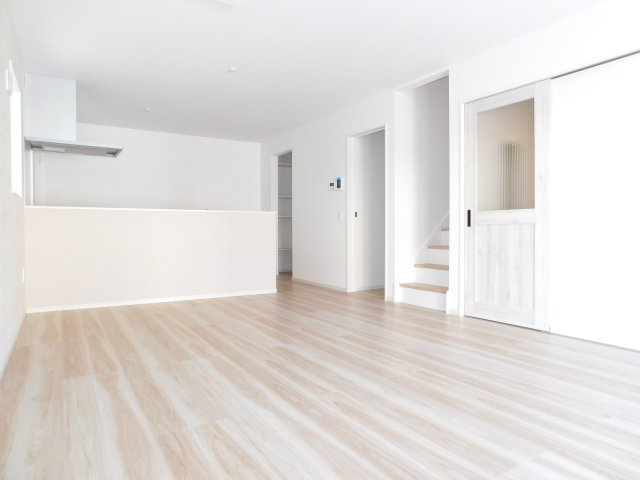 名古屋市瑞穂区白砂町２丁目の新築一戸建の居間・リビング|◇リビング◇　　明るく広いリビング１８．０帖　キッチン横にパントリー完備！