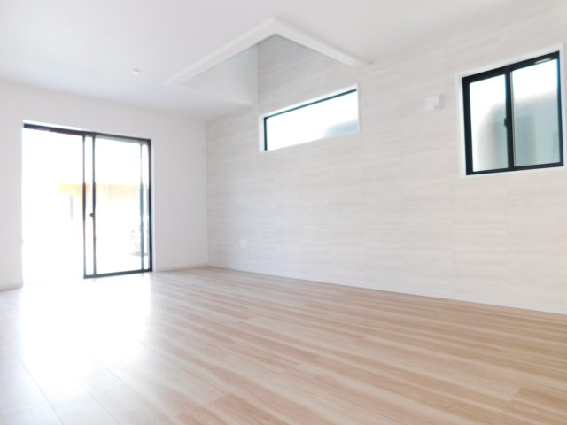 名古屋市瑞穂区白砂町２丁目の新築一戸建の居間・リビング|◇リビング◇　　明るく広いリビング１８．０帖　家族のコミュニケーションが自然と増えるリビング階段♪