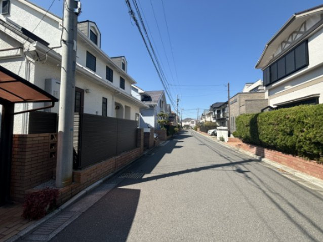 前面道路含む現地写真です