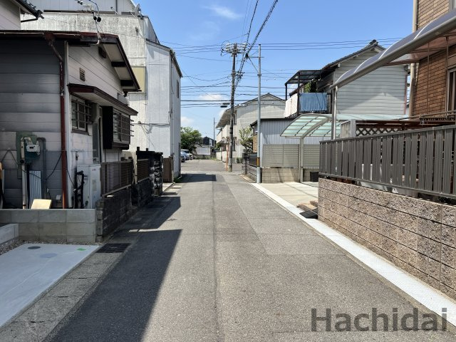 高浜市湯山町８丁目　全1棟の前面道路含む現地写真