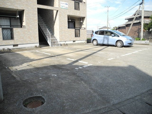 メゾンドール横田の駐車場