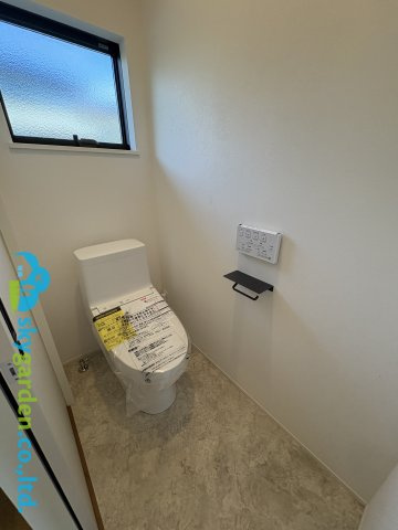 藤沢市片瀬山１丁目　全2棟２号棟のトイレ|落ち着いた色調のトイレです