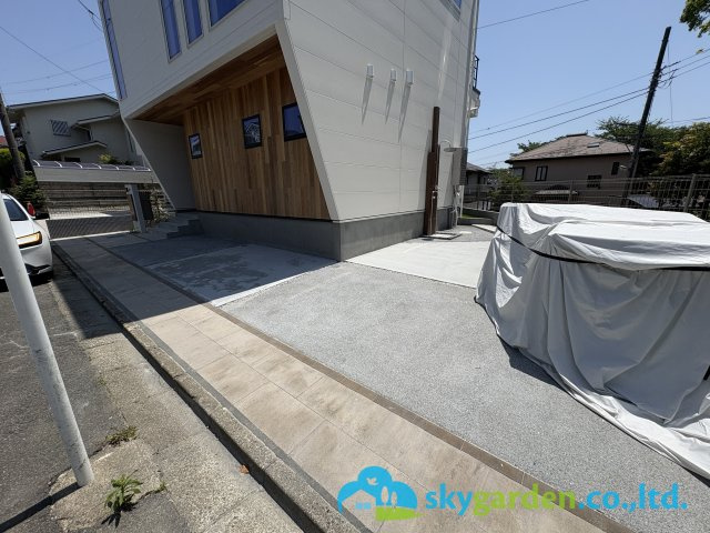 藤沢市片瀬山１丁目　全2棟２号棟の駐車場|車種により２台駐車可能