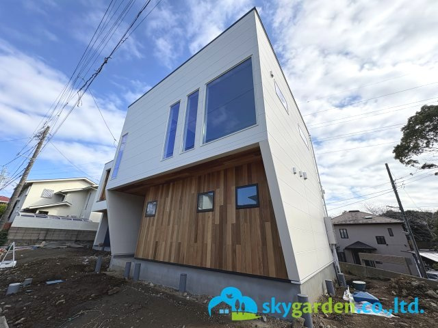 藤沢市片瀬山１丁目　全2棟２号棟の外観|令和8年3月16日撮影（工事中）
瀟洒なデザイン