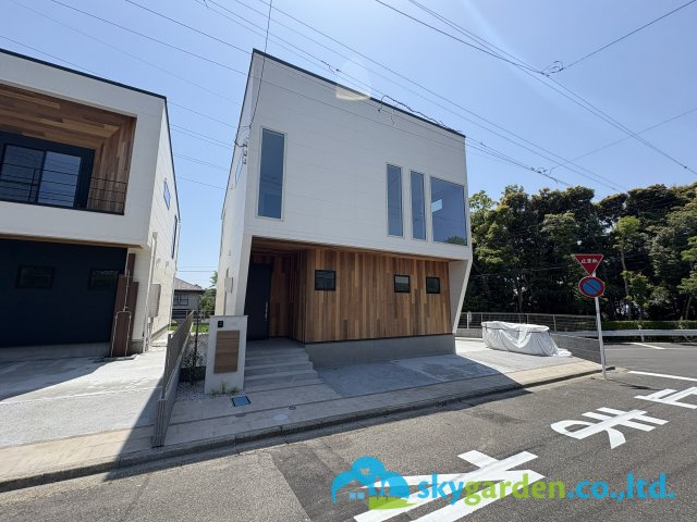 藤沢市片瀬山１丁目　全2棟２号棟の前面道路含む現地写真|外観は落ち着いています
