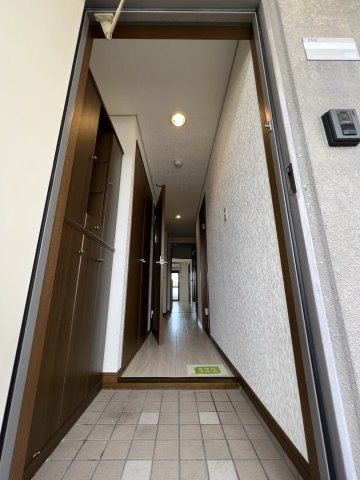 グローリア壱番館の玄関
