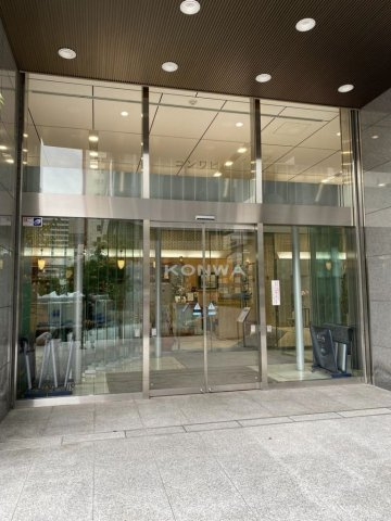 コンワビルの玄関
