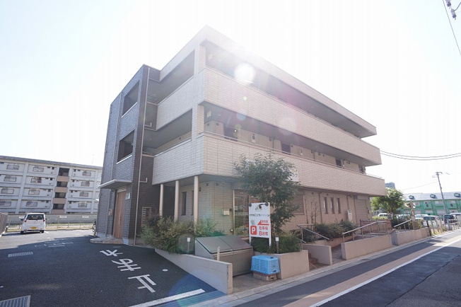 【外観】 | アンレーヴ戸田 | 積水ハウス施工鉄骨造3階建ての建物です。